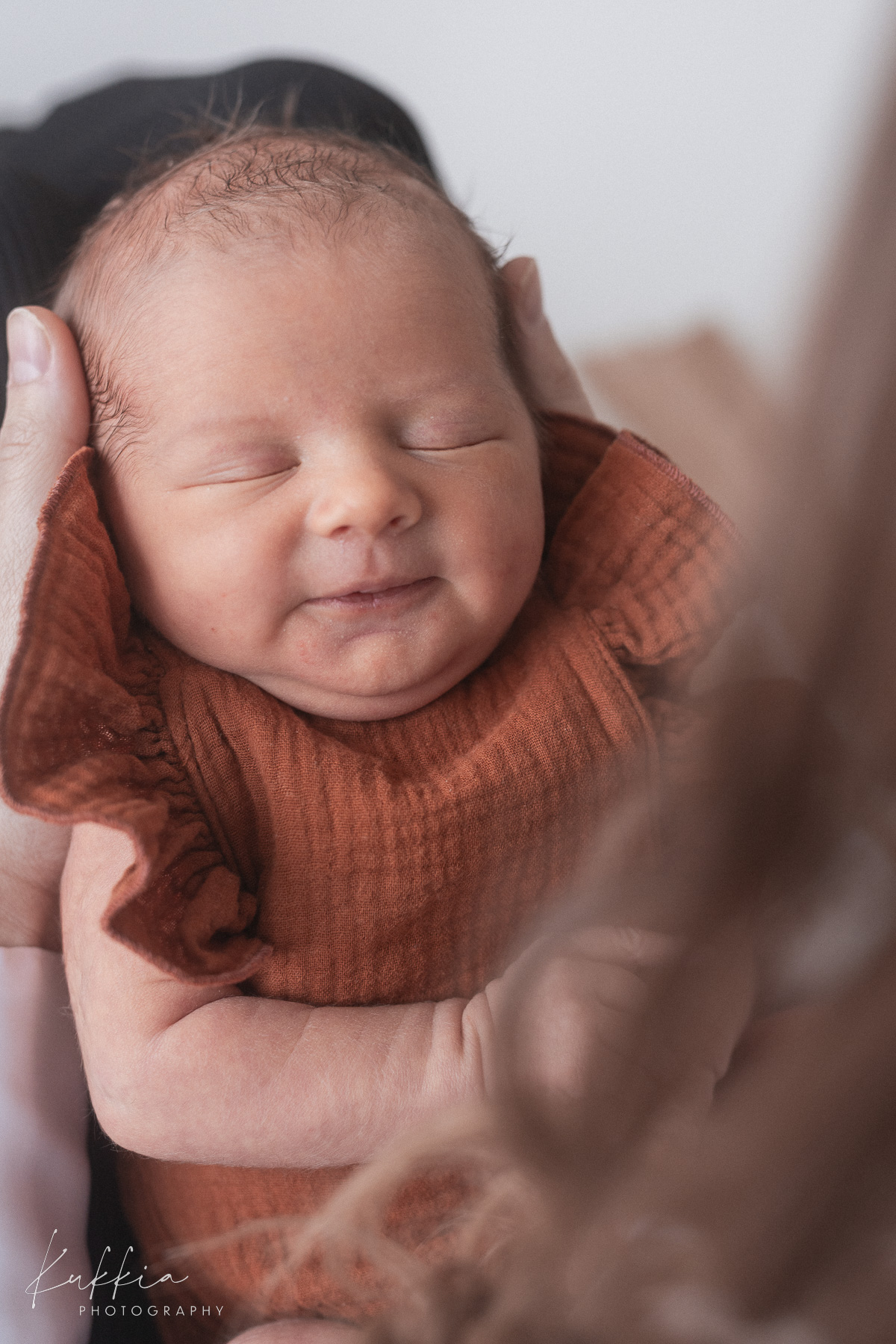 newborn-kuvaus-vauva-ilme-hymy.jpg Vastasyntynyt vauva ilmeilee ja näyttää suloisen hymyn
