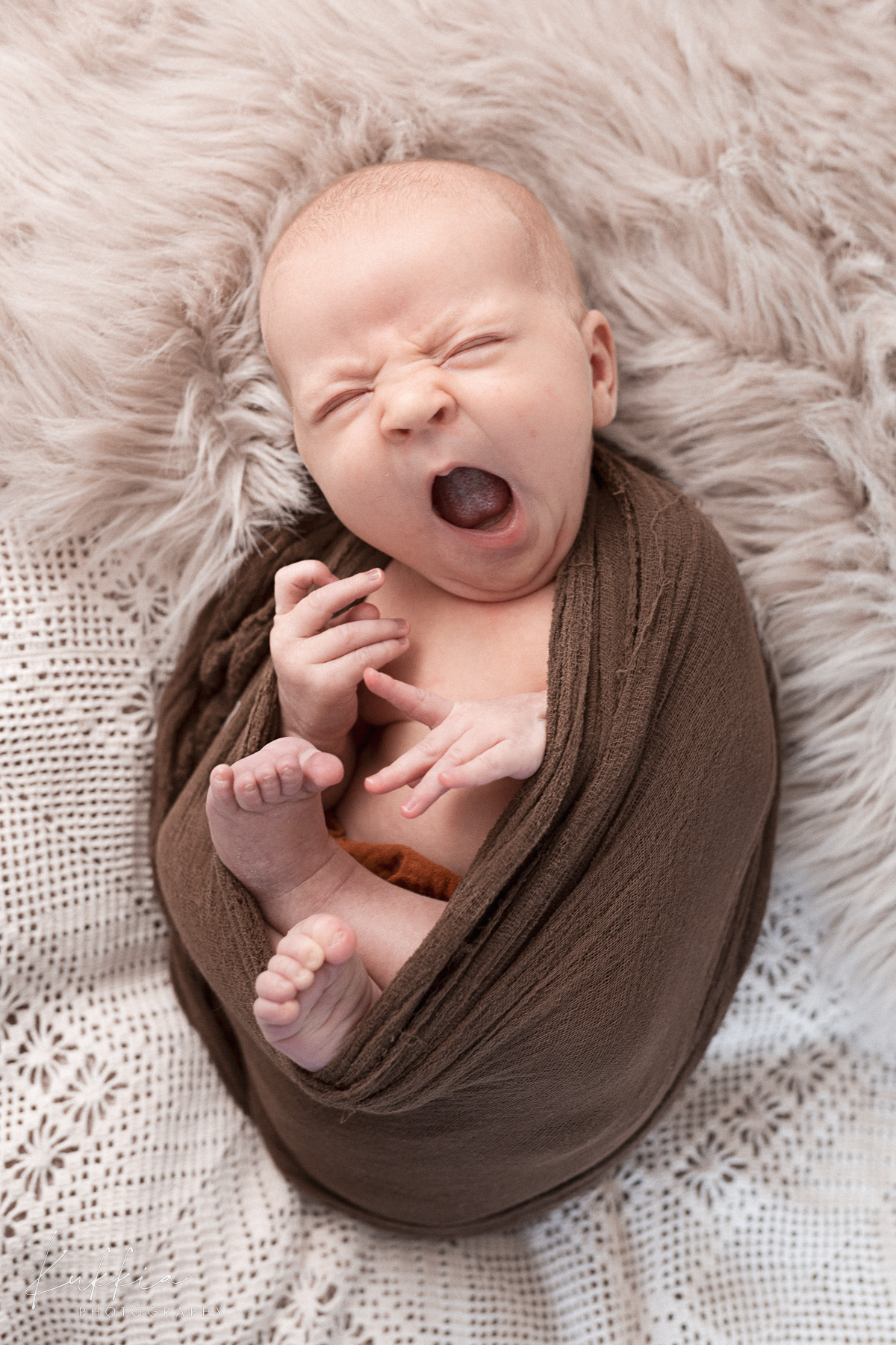 newborn-kuvaus-vauva-haukottelee-hameenlinna.jpg Vastasyntynyt vauva haukottelee newborn-kuvauksessa Hämeenlinnassa