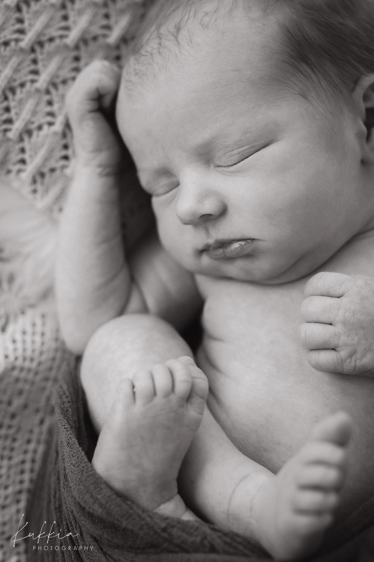 newborn-kuvaus-vauva-mustavalkoinen-lahikuva Mustavalkoinen lähikuva vastasyntyneestä vauvasta newborn-kuvauksessa