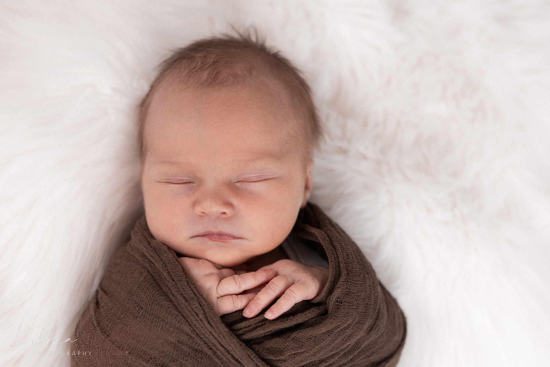 newborn-kuvaus-vauva-lonkkatuki-hameenlinna Vastasyntynyt vauva lonkkatuessa newborn-kuvauksessa Hämeenlinnassa