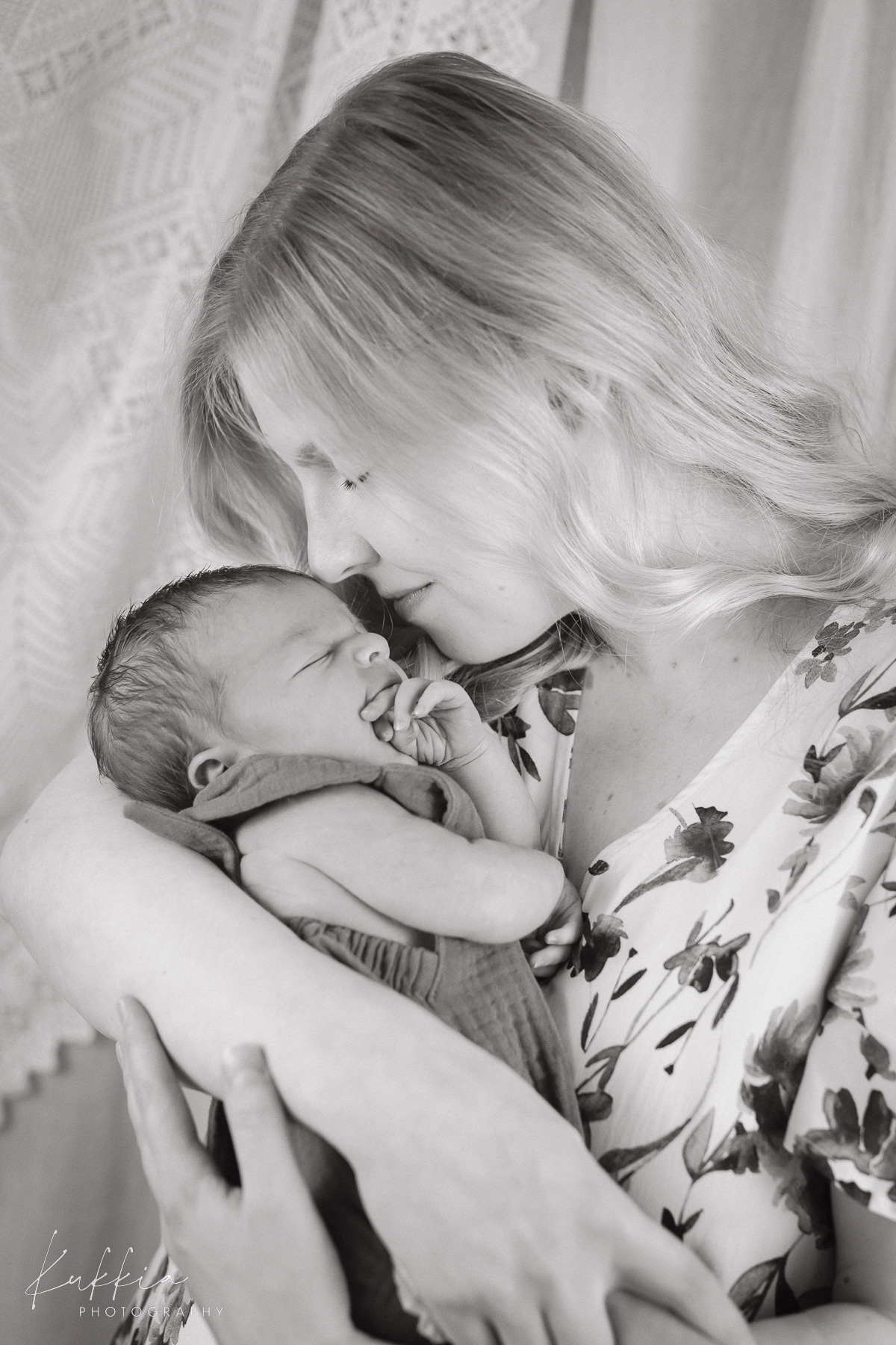 IMG_3263 Nukkuva vastasyntynyt vauva korissa newborn-kuvauksessa Hämeenlinnassa