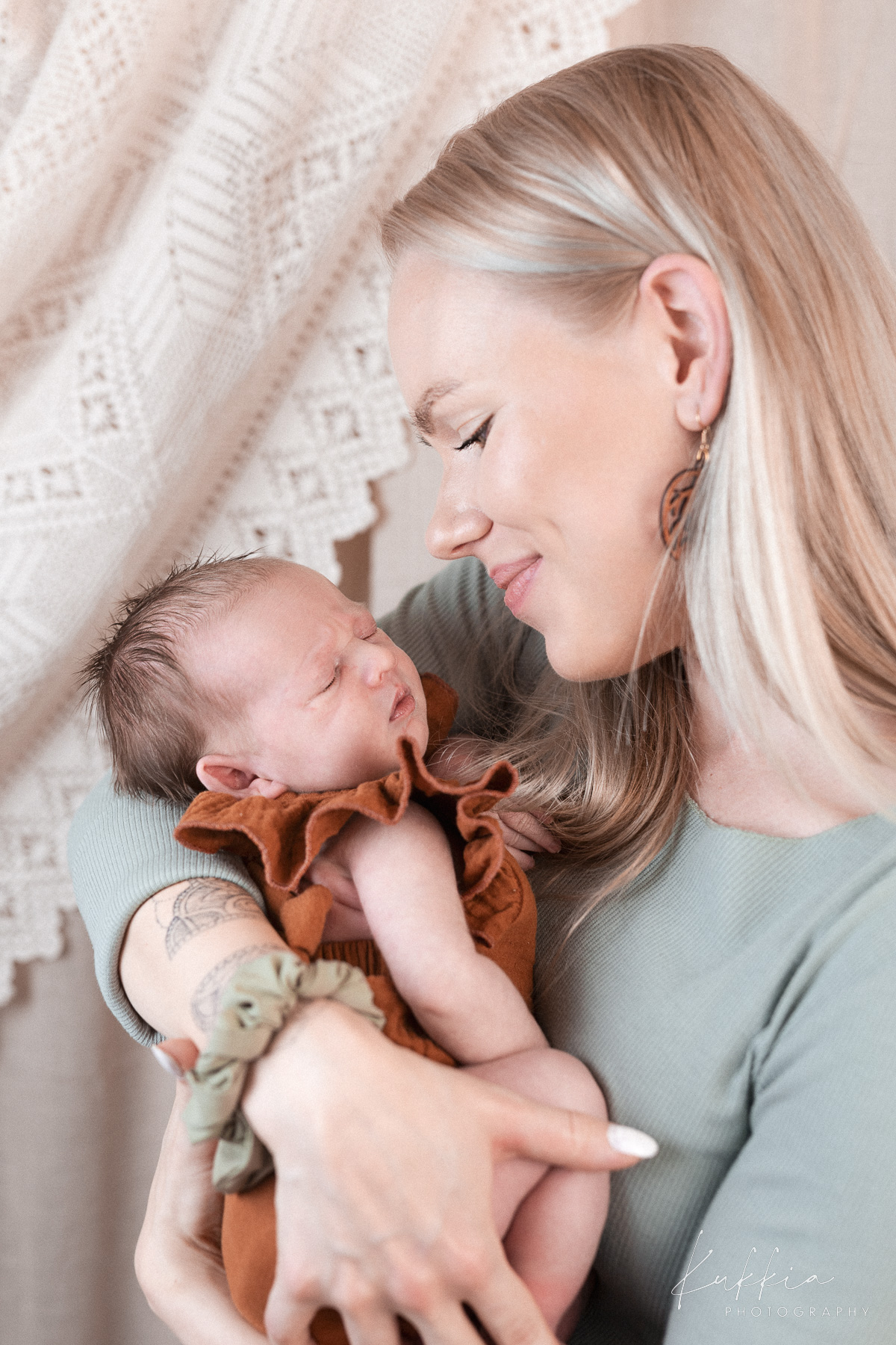 newborn-kuvaus-aiti-sylissa-vauva-hameenlinna.jpg Äiti pitää vastasyntynyttä vauvaa sylissään newborn-kuvauksessa