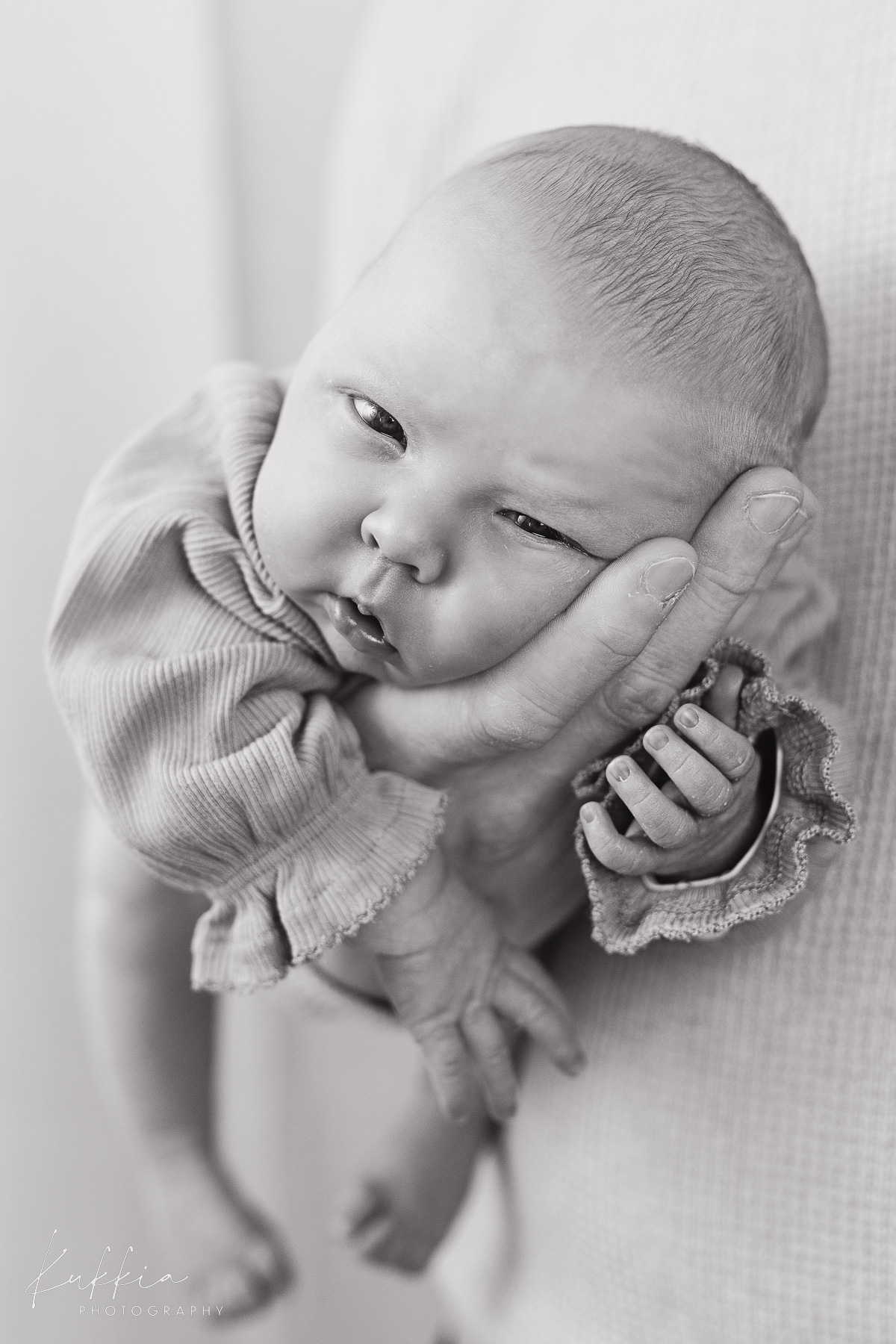 IMG_4601 Äiti pitää vastasyntynyttä vauvaa sylissään newborn-kuvauksessa
