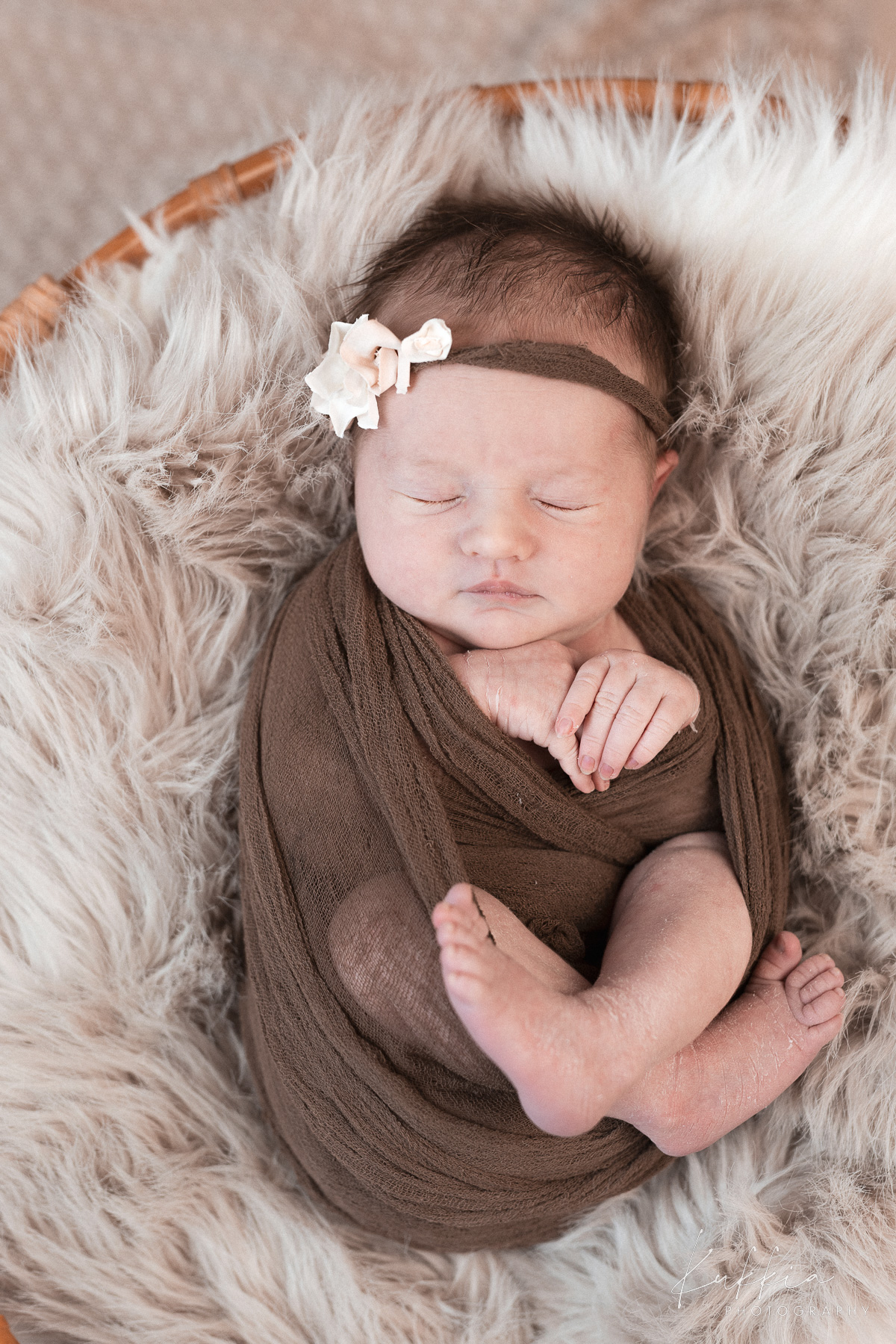 newborn-kuvaus-vauva-korissa-hameenlinna.jpg Nukkuva vastasyntynyt vauva korissa newborn-kuvauksessa Hämeenlinnassa