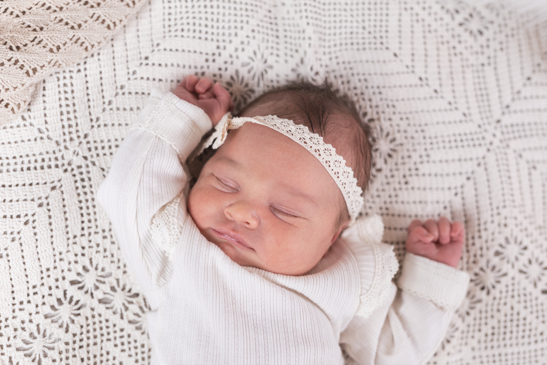 newborn-kuvaus-vauva-valkoinen-pehmea-tyyli Vastasyntynyt vauva valkoisessa sävyssä pehmeässä newborn-kuvauksessa