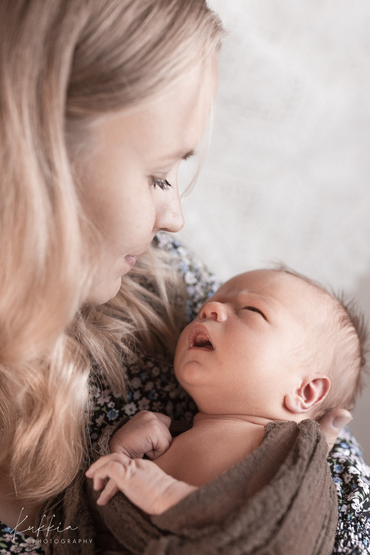 newborn-kuvaus-aiti-ja-vauva-hameenlinna.jpg Äiti sylissään vastasyntynyt vauva newborn-kuvauksessa Hämeenlinnassa