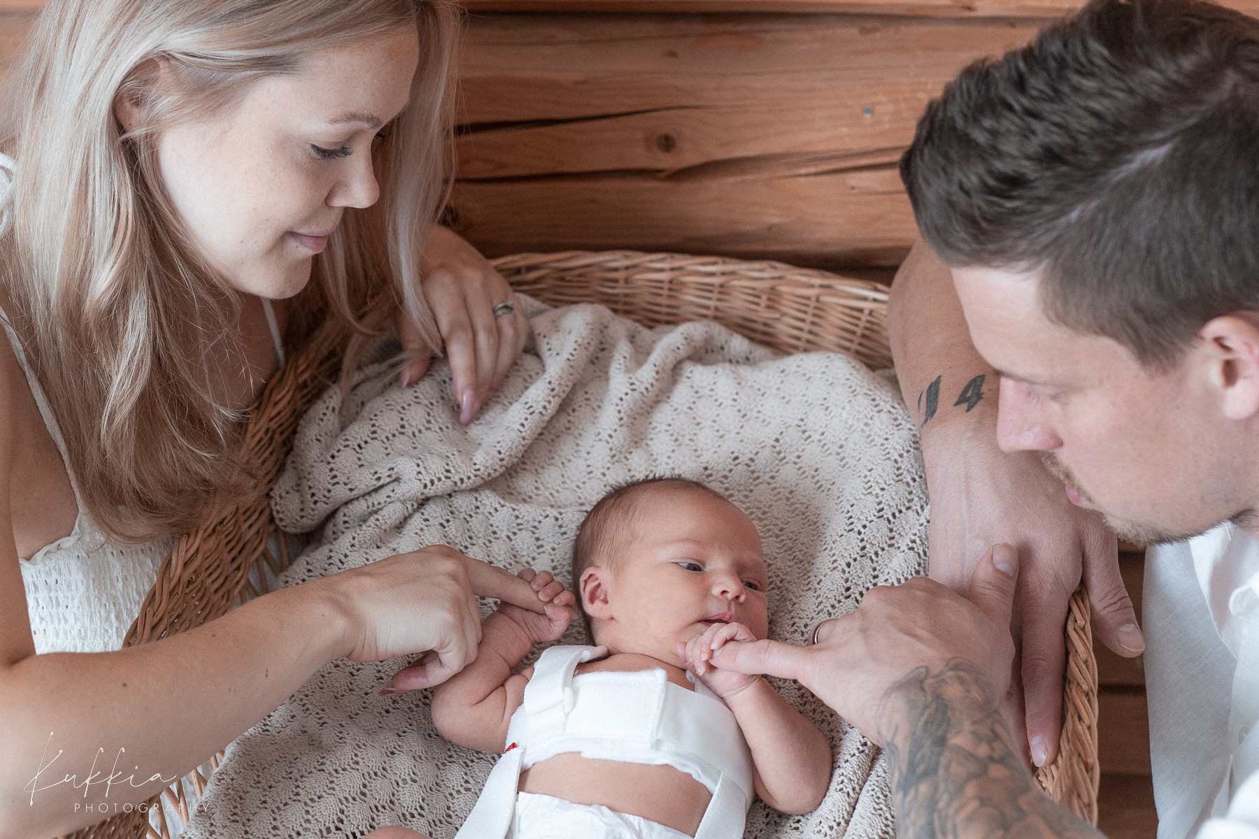 newborn-kuvaus-vauva-lonkkatuki-perhe-hameenlinna.jpg Vanhemmat vauvan kanssa newborn-kuvauksessa, vauva lonkkatuessa