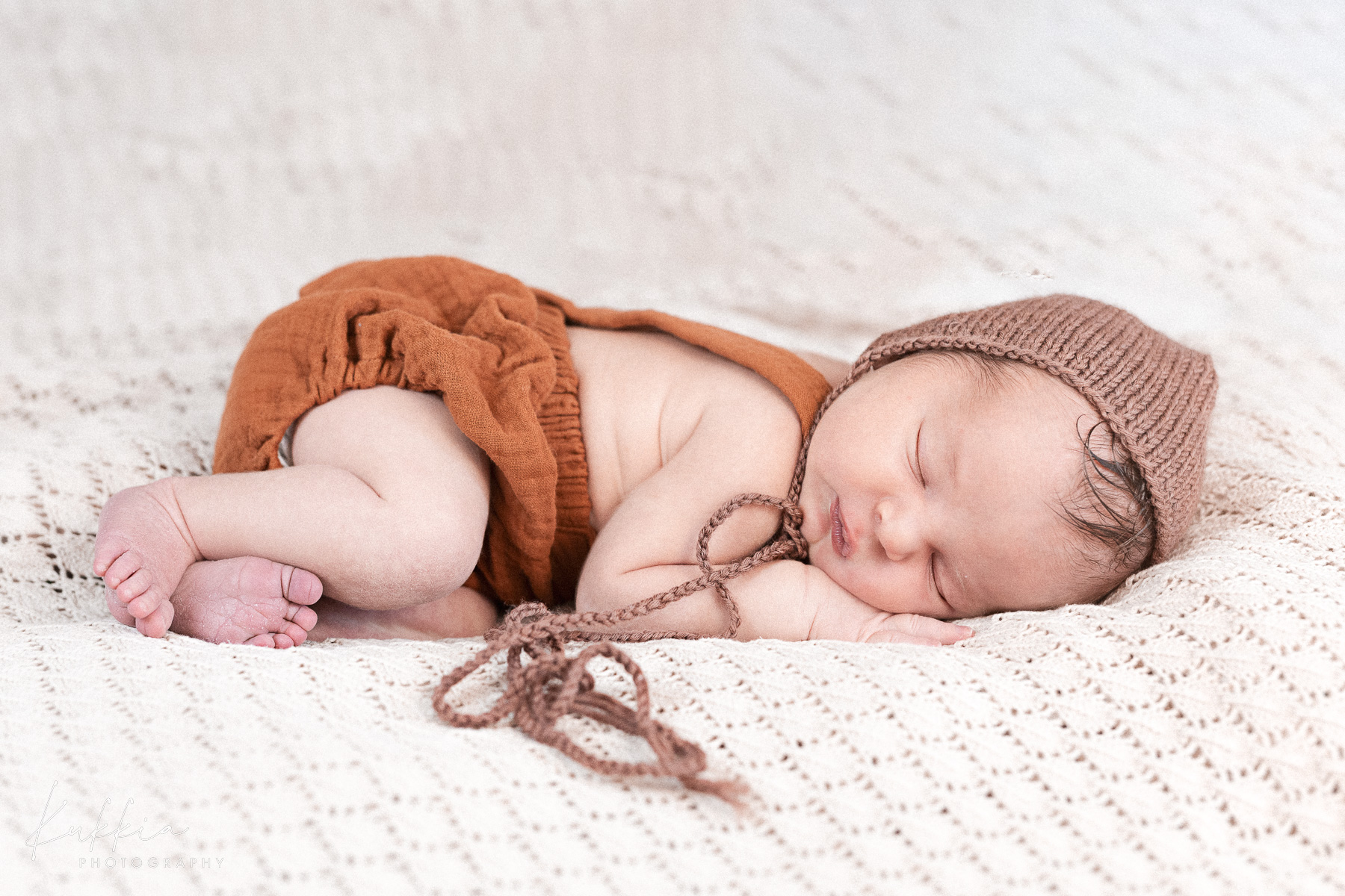 newborn-kuvaus-vastasyntynyt-vauva-hameenlinna Vastasyntynyt vauva nukkumassa pehmeällä alustalla newborn-kuvauksessa Hämeenlinnassa