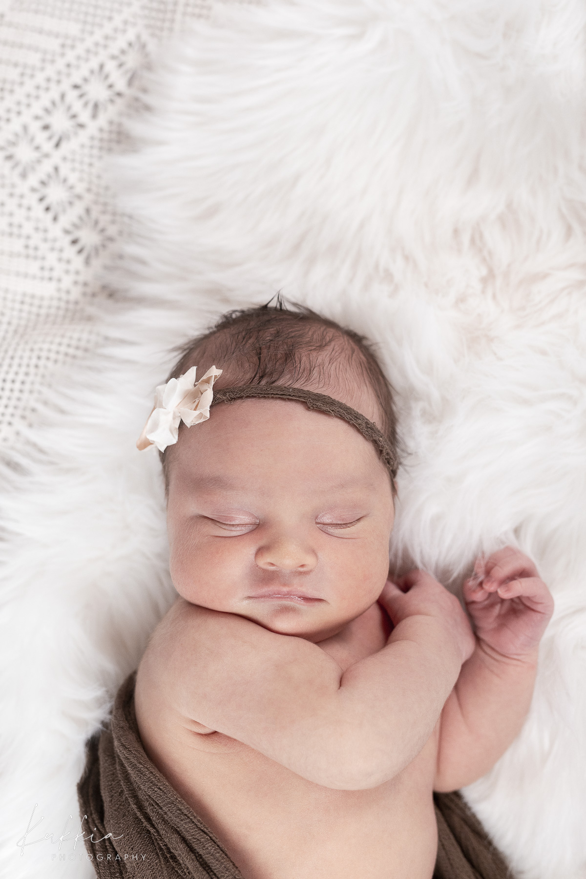 newborn-kuvaus-vauva-tytto-hameenlinna Vastasyntynyt vauva kuvattuna newborn-kuvauksessa Hämeenlinnassa